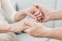 Một vài lời khuyên giúp chăm sóc người bị run chân tay tại nhà hiệu quả