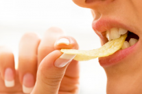 Tại sao nhiều người khó chịu khi nghe thấy tiếng nhai thức ăn?