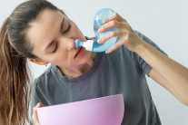 Có nên rửa mũi bằng nước muối sinh lý?