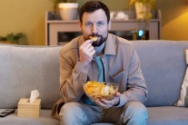 Thói quen cuối tuần của nam giới âm thầm tiêu diệt 'tinh binh'