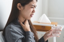 Phân biệt triệu chứng viêm họng do virus và vi khuẩn