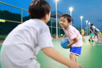 Trẻ em có nên chơi thể thao muộn vào buổi tối?