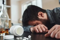 Đang uống thuốc chống trầm cảm, không nên động tới rượu