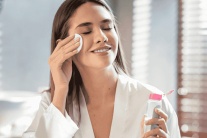 Nước tẩy trang lành tính hay gây hại cho da?