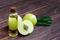 Bí quyết chăm sóc tóc khỏe, bóng mượt với dầu amla