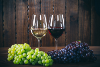 Chuyên gia dinh dưỡng nói gì về lợi ích sức khỏe của vang đỏ và vang trắng?