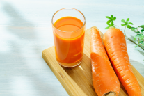 Infographic: So sánh lợi ích của cà rốt nguyên củ và nước ép cà rốt?