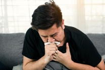 Triệu chứng bệnh viêm phổi mạn tính bạn nên biết