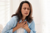 Làm sao để giảm khó thở, đau ngực ở người bệnh suy tim nặng?