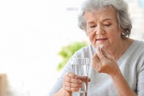 Những điều người lớn tuổi cần biết về calci và vitamin D