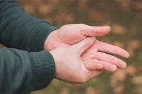 Bị run tay lâu năm, run ngày càng nặng có cách nào cải thiện?