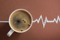Tim đập loạn xạ, tay run mỗi khi uống cà phê, trà đặc cảnh báo điều gì?