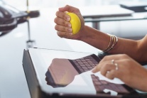 Bóng giảm căng thẳng là gì mà nhiều idol ưa thích đến thế?