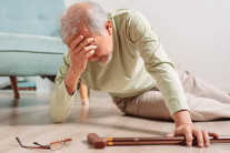 Nguy cơ té ngã ở người cao tuổi và thuốc chống đông máu