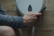 Tuyệt đối không dùng điện thoại khi đi vệ sinh vì lý do bất ngờ