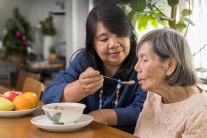 Chế độ ăn thân thiện với người bệnh Parkinson