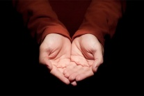 Run chân tay sau phẫu thuật não ở người trẻ tuổi phải làm sao?