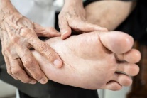 Làm sao phòng ngừa biến chứng bàn chân cho người bệnh đái tháo đường?