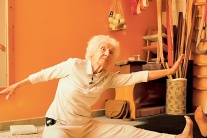 Bí quyết giữ cơ thể dẻo dai của cô giáo yoga 103 tuổi