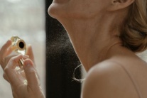 Xịt nước hoa đúng cách: Lưu hương lâu, không lo hại sức khỏe!