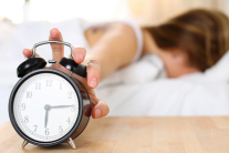 Vì sao bạn lại tỉnh giấc ngay trước khi chuông báo thức kêu?