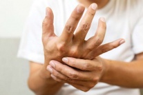 Bệnh Parkinson: Không dùng thuốc Tây mà chỉ dùng TPBVSK Vương Lão Kiện được không?