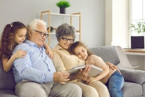 Nuôi dạy cháu giúp não bộ ông bà khỏe mạnh hơn 