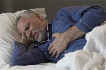 Tại sao nhiều người bệnh tim mạch sợ nhất giờ đi ngủ?