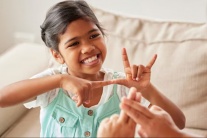 Hành vi ở trẻ khiến cha mẹ lo lắng, nhưng bác sĩ xác nhận là bình thường