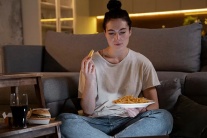 Ăn khuya có ảnh hưởng đến giấc ngủ không?