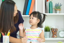 Có nên tiếp tục dạy trẻ “đừng nói chuyện với người lạ”?