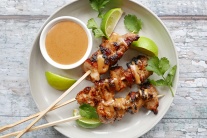 Ăn ngon để tăng cơ: Gà xiên satay ăn kèm sốt đậu phộng