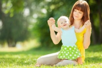 Tắm nắng cho trẻ sơ sinh lúc mấy giờ là tốt và an toàn?