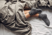 Có nên đi tất khi ngủ?