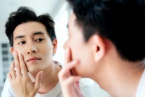 Ở tuổi 20 nam giới có cần dùng kem dưỡng mắt?