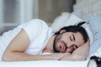 Vì sao nằm nghiêng bên trái tim đập mạnh hơn?