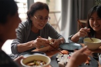 Uống TPBVSK Vương Lão Kiện để giảm run có cần kiêng ăn gì không?