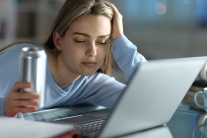 Vì sao uống nước tăng lực mà vẫn uể oải?