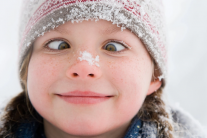 Cố tình làm mắt lác để trêu đùa có gây hại cho mắt?