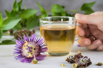 Lợi ích khi nhâm nhi một tách trà ấm trước giờ ngủ