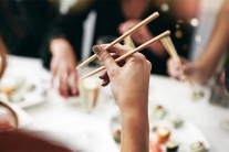 Run tay khi cầm đũa: Vấn đề nhỏ nhưng không nên bỏ qua