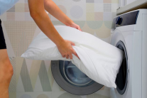 Mách bạn cách vệ sinh ruột gối đơn giản