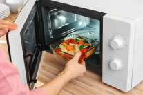 Nên dùng lò vi sóng hay các phương pháp truyền thống để chế biến thực phẩm?