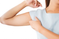 Vùng da dưới cánh tay ngứa ngáy có đáng lo không?