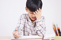 Con gặp khó khăn khi cầm bút, cha mẹ nên làm gì?