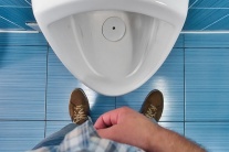 Tiểu không kiểm soát sau khi cắt bao quy đầu phải làm sao?