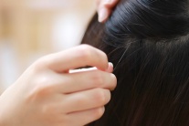 Mới ngoài 20 đã bạc tóc, có cách nào khắc phục?