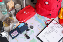 Infographic: Bên trong ba lô sơ tán khẩn cấp cần có những gì?