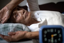 Người cao tuổi bị mất ngủ phải làm sao?