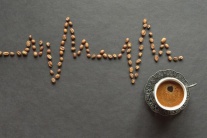 Uống nhiều cà phê để tỉnh táo nhưng hay hồi hộp, tim đập nhanh có đáng lo?